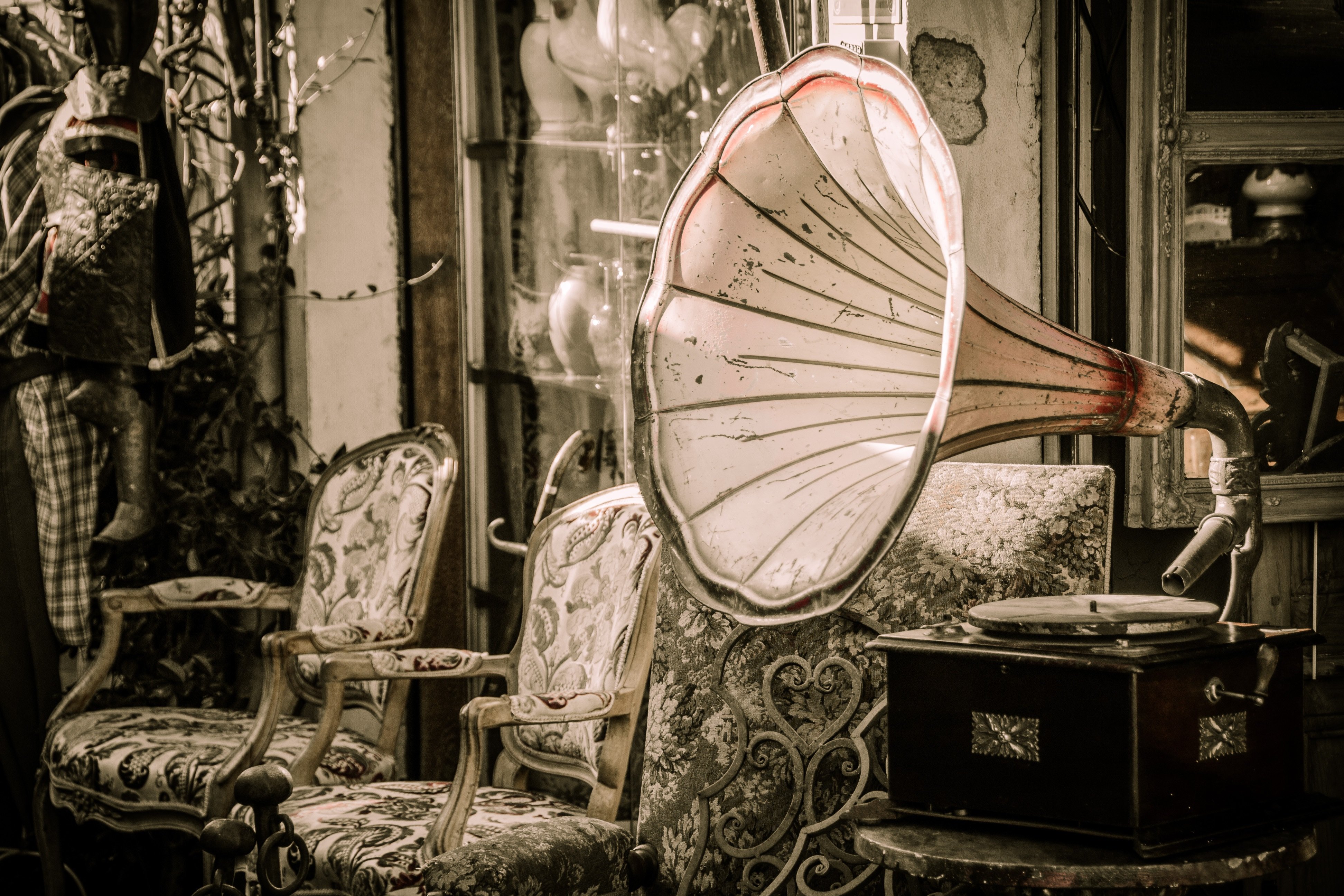 Lot 0341 — Victrola horn gramophone